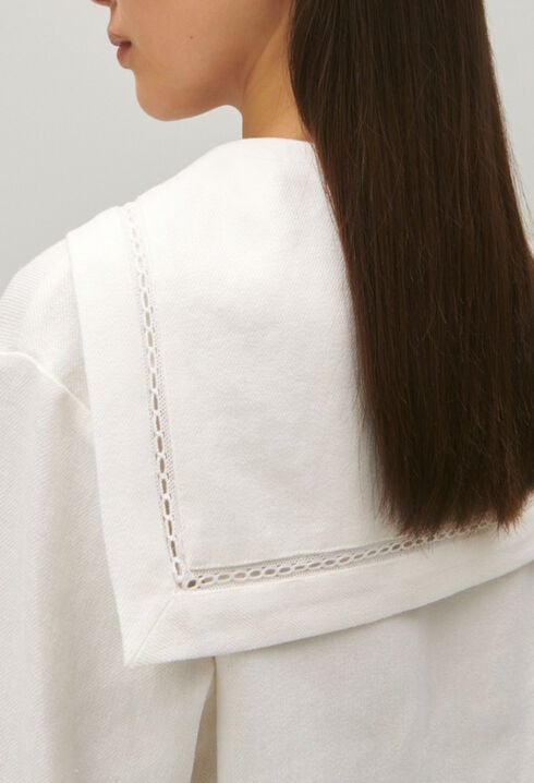 Top con cuello marinero de color crudo