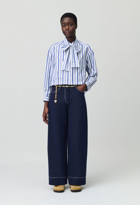 Camisa con rayas y lazo