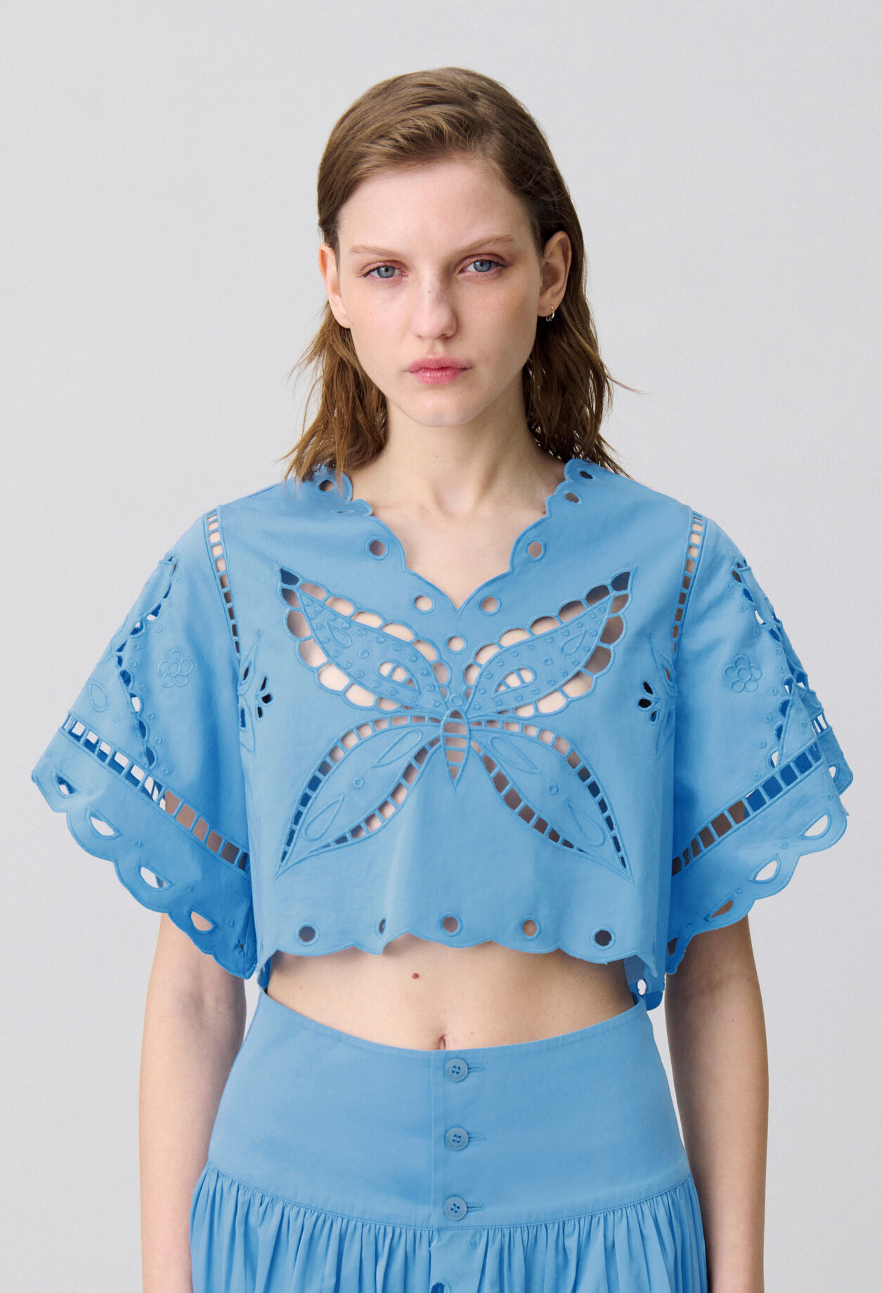 Top bordado con diseño de mariposa