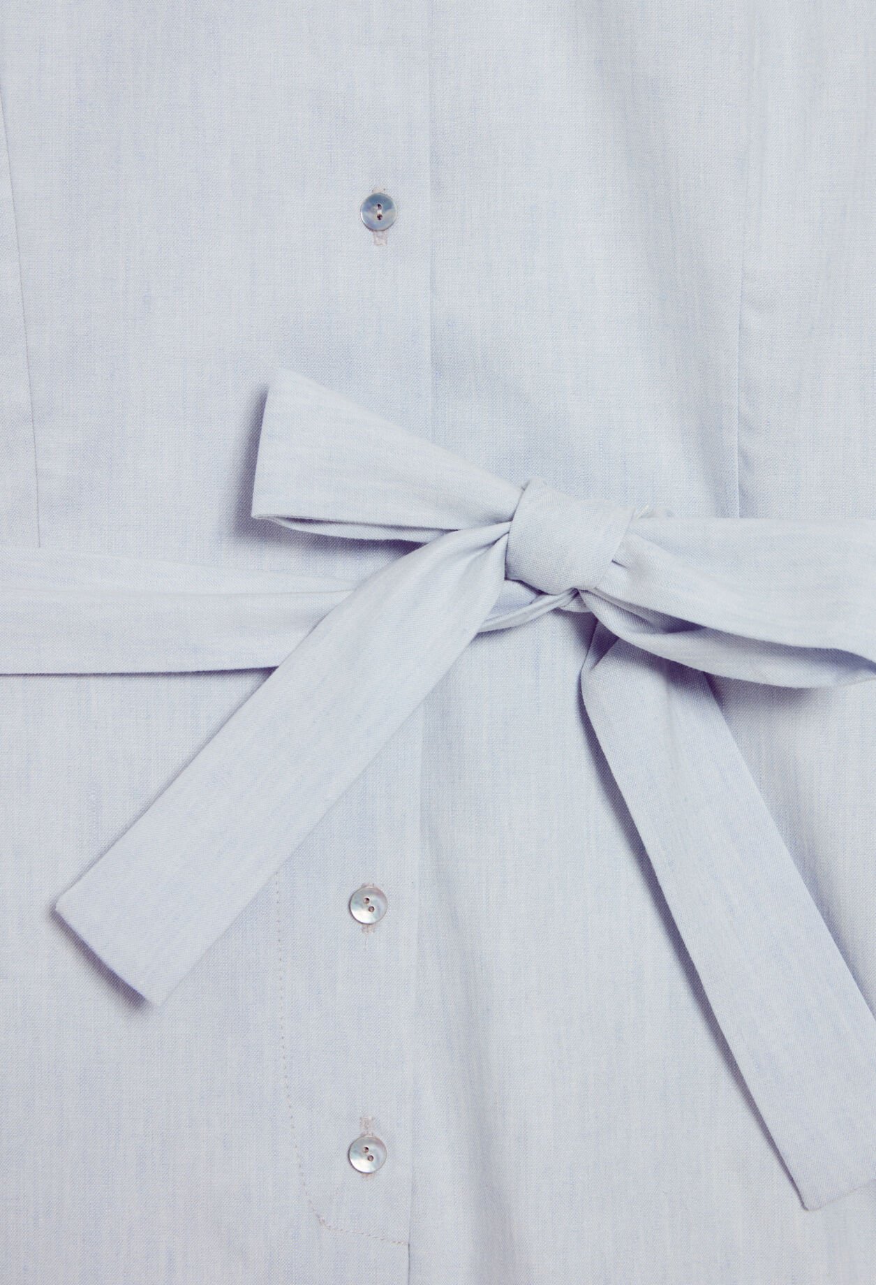 Mono corto con cinturón