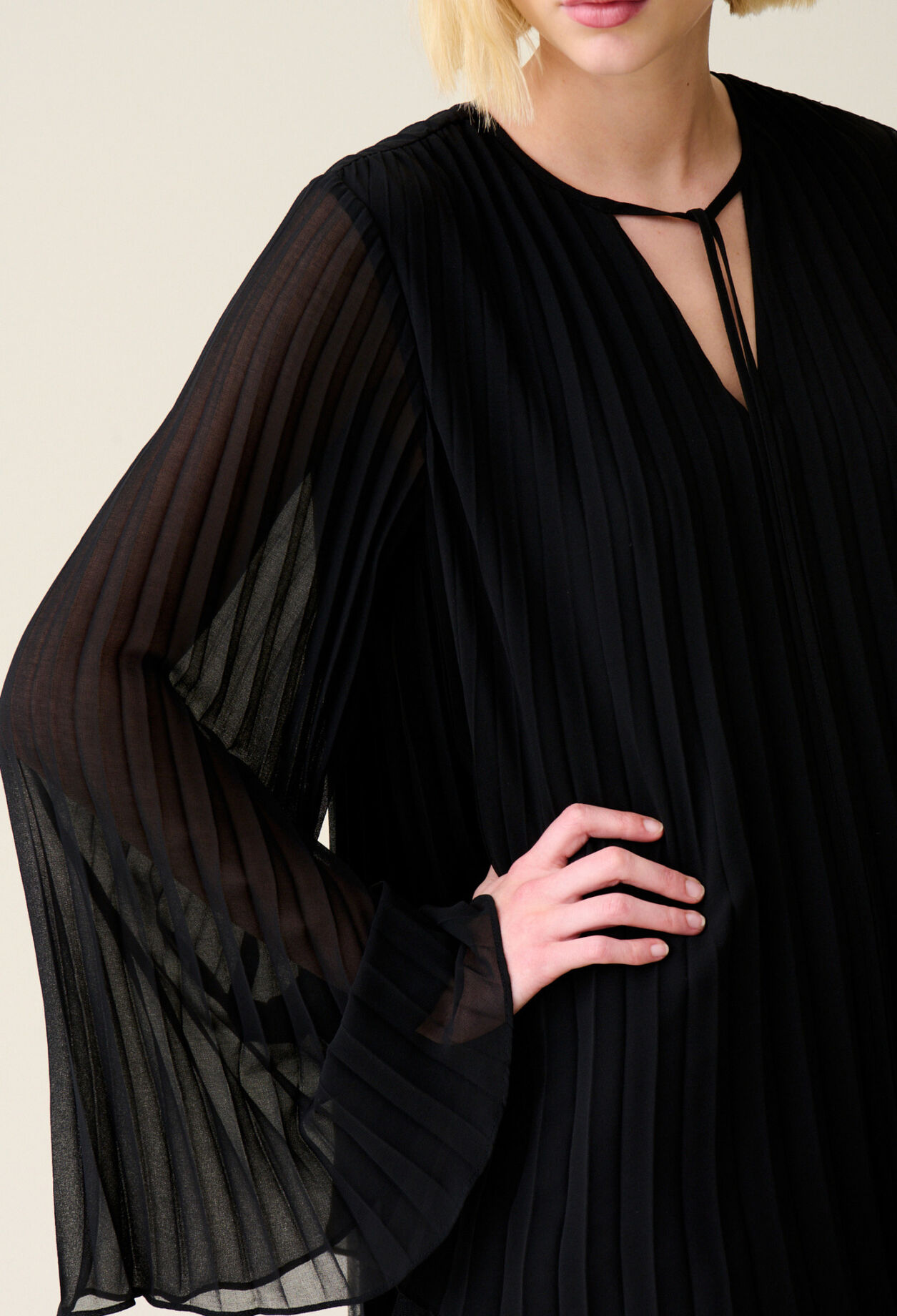 Vestido corto negro volantes