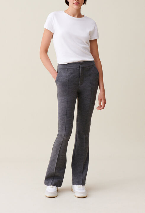 Pantal&oacute;n gris de corte flare ajustado