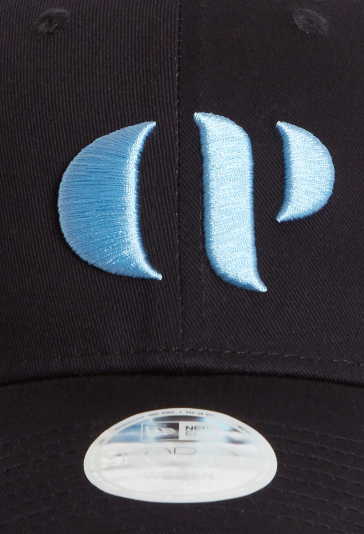 Gorra azul marino con logo CP