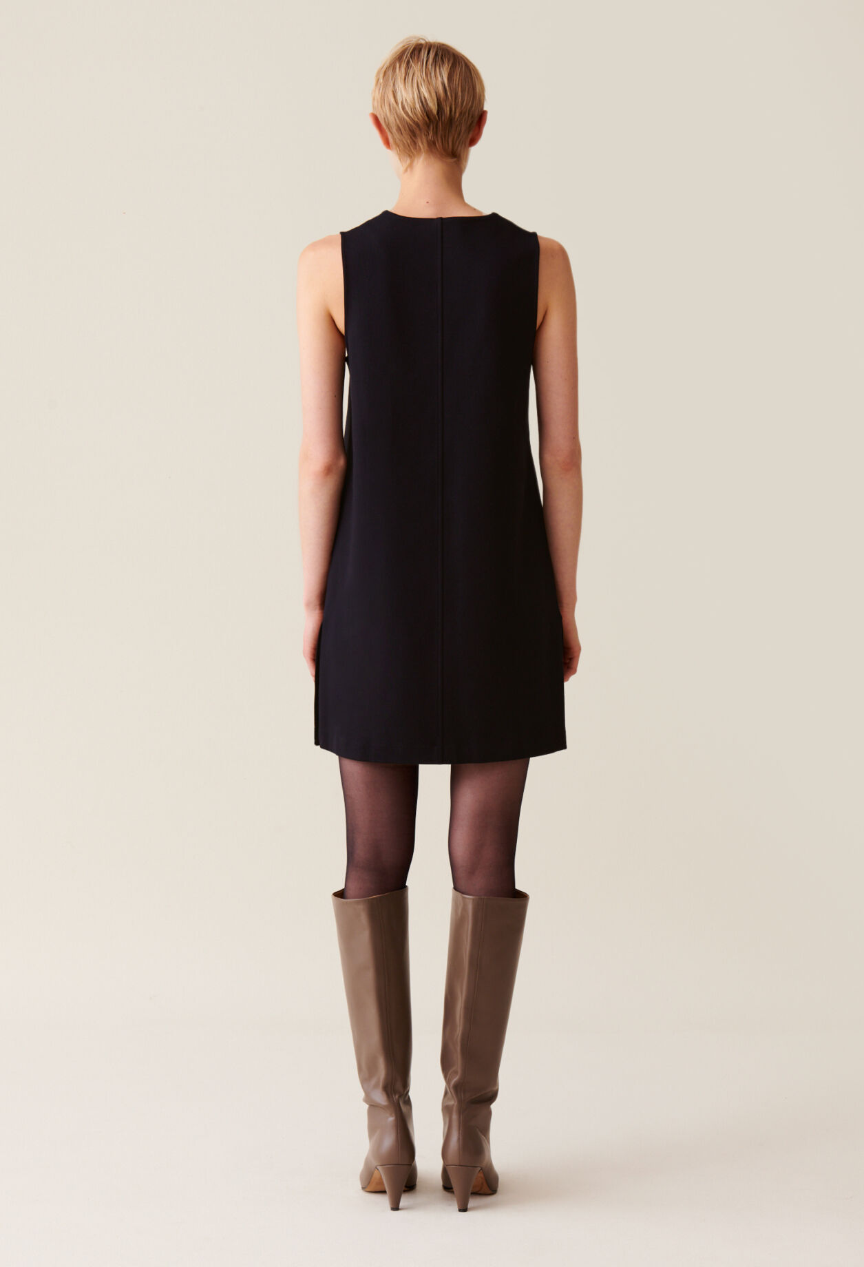 Vestido corto sin mangas