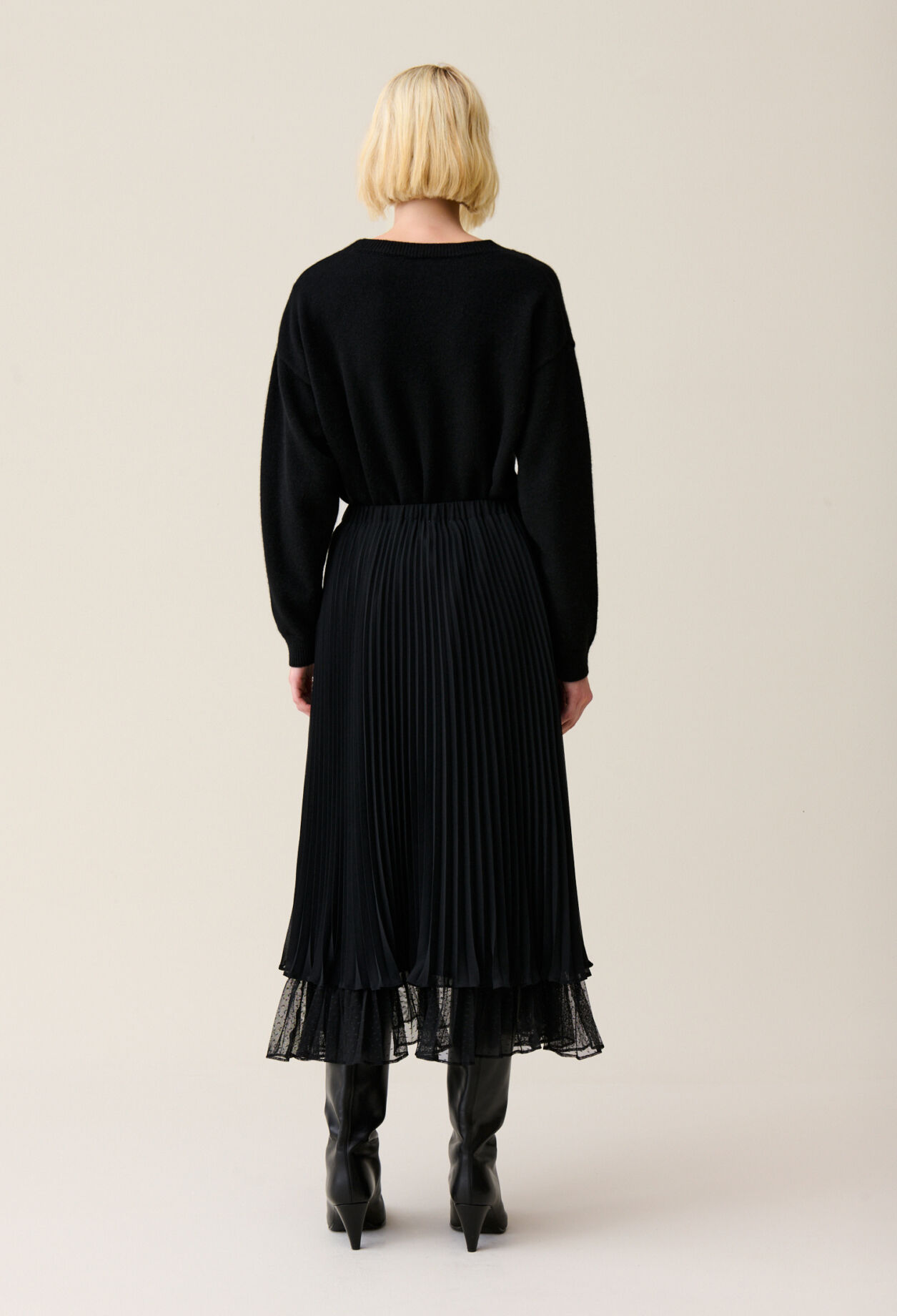 Falda midi fluida plisada negra