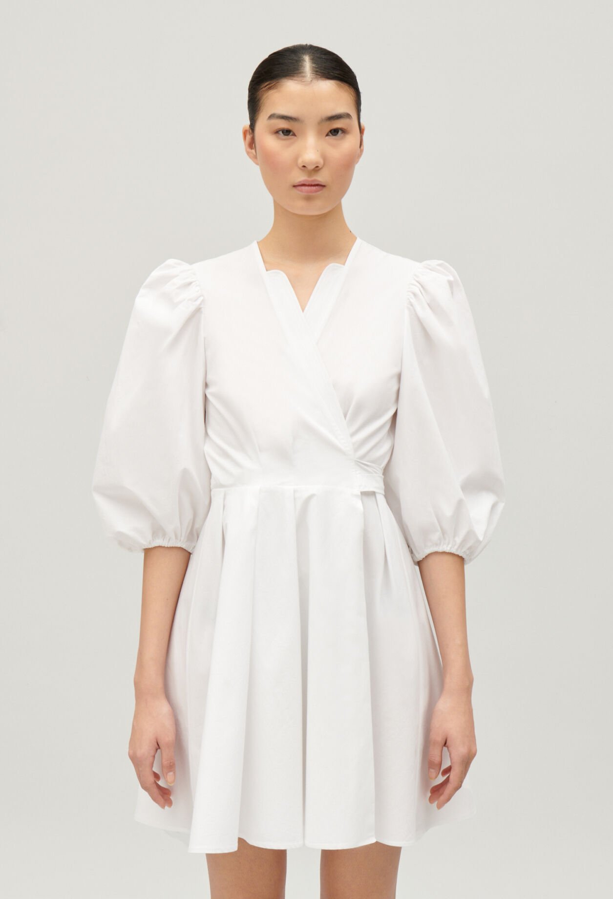 Vestido corto cruzado