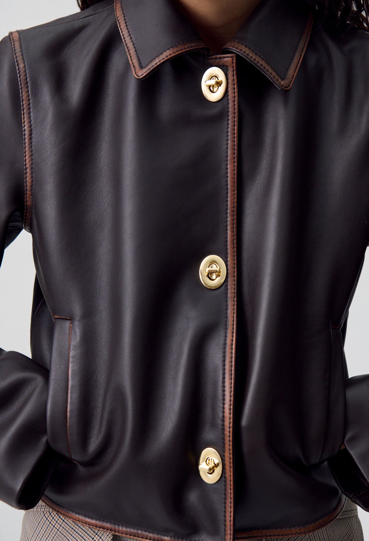 Chaqueta corta de cuero envejecido