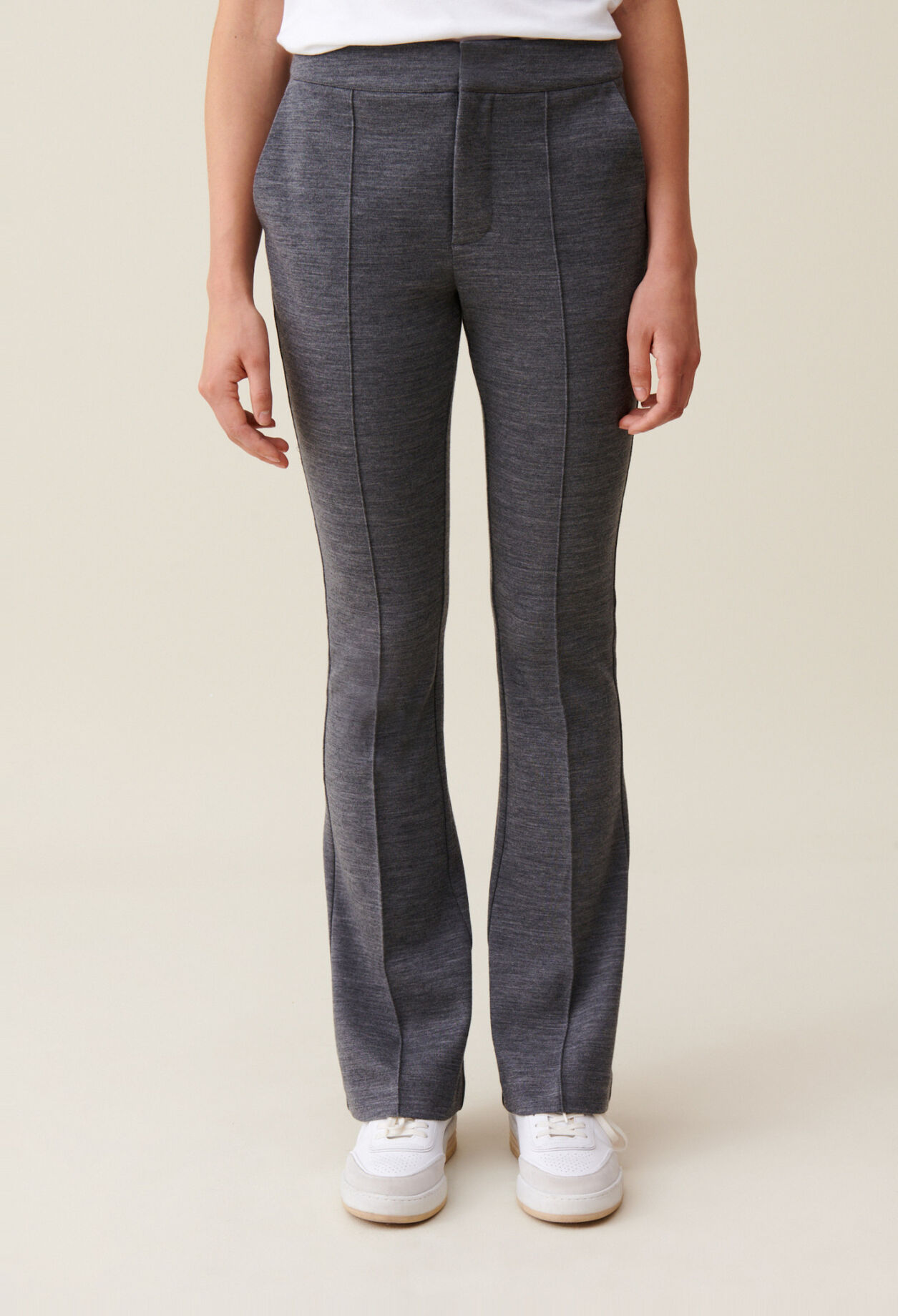 Pantal&oacute;n gris de corte flare ajustado