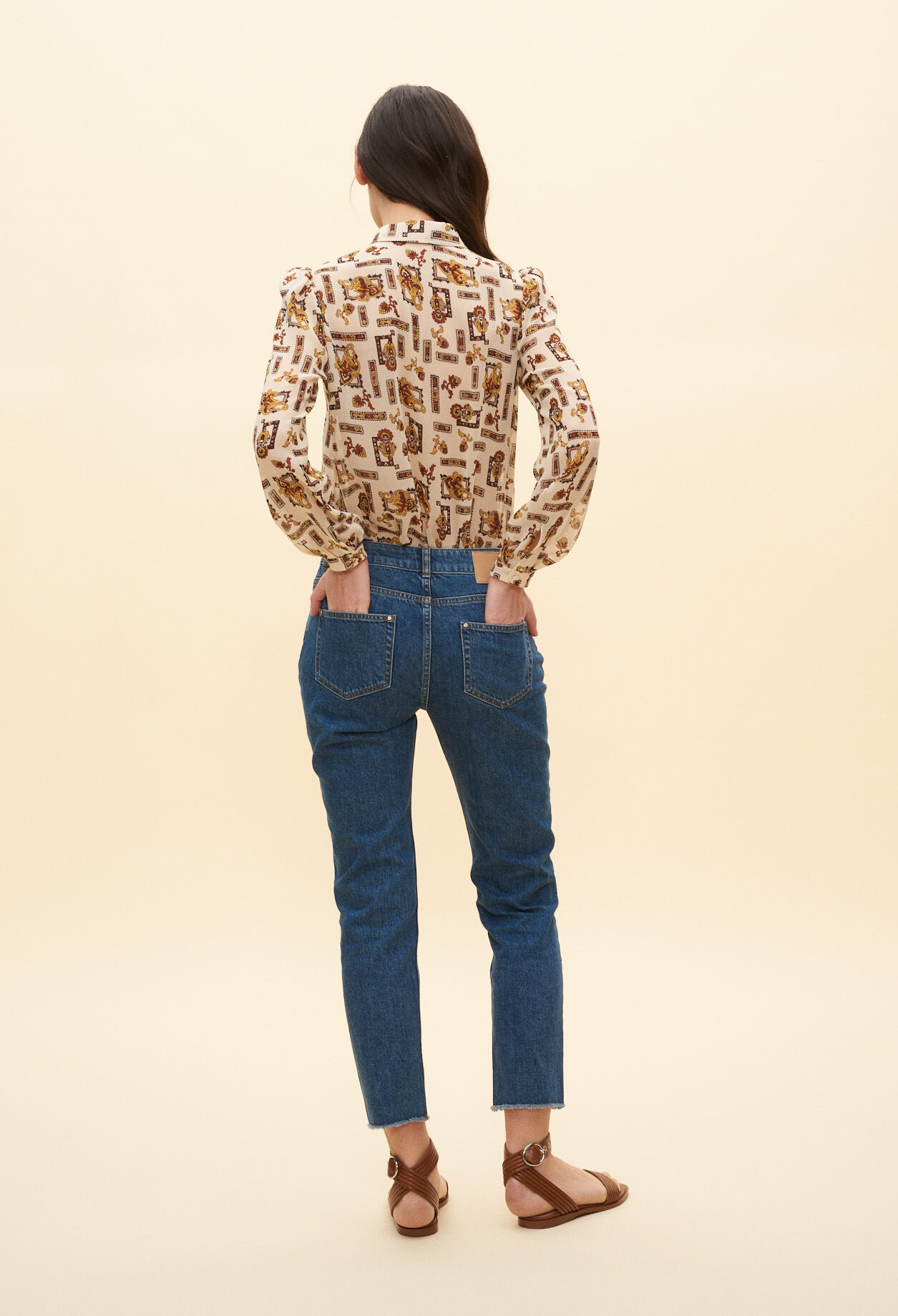 Blusa con chalina y dibujos