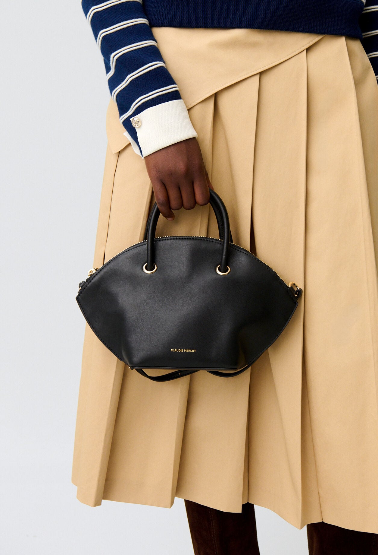 Bolso piel lisa con aros dorados