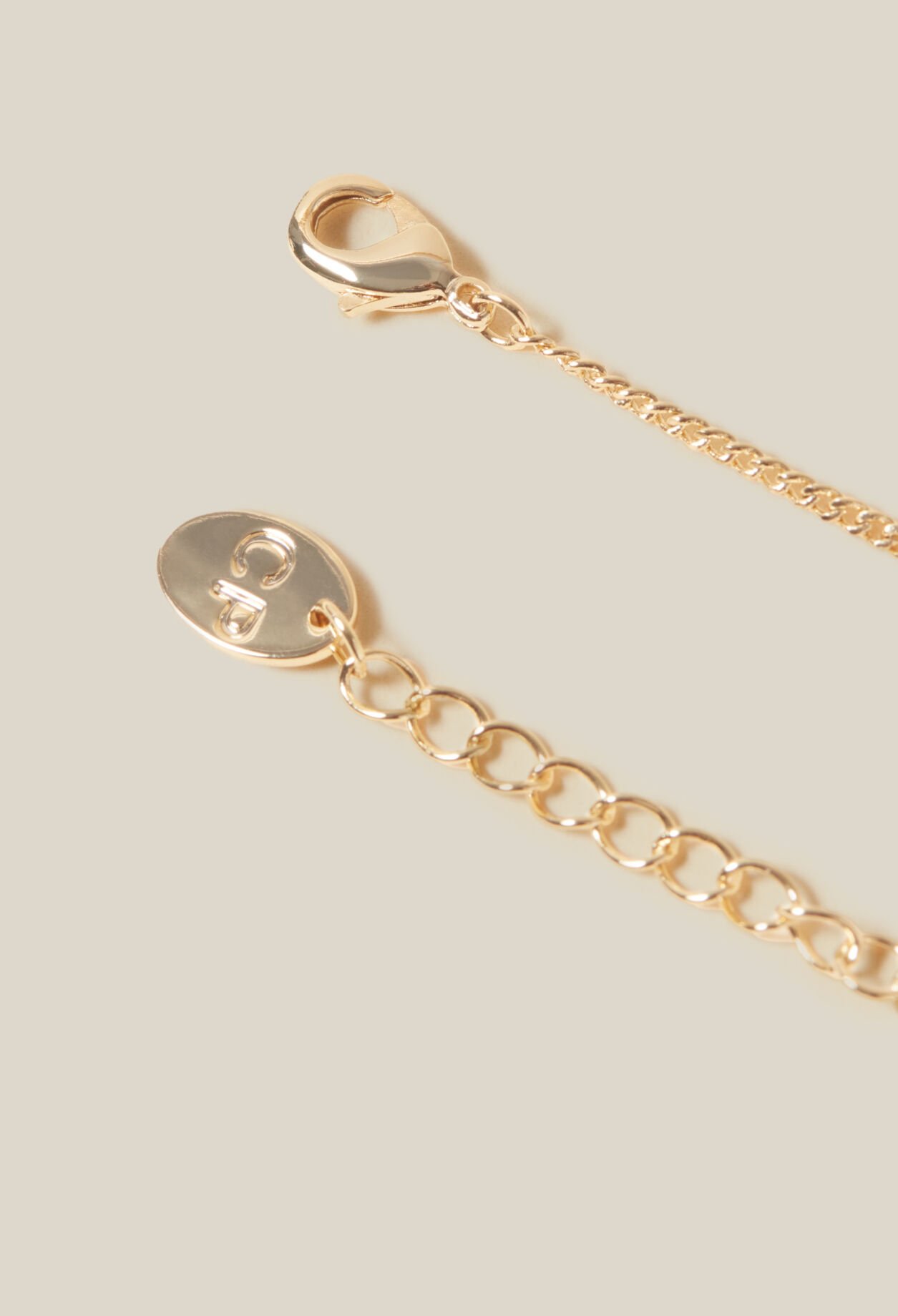 Collar con colgante de monograma dorado