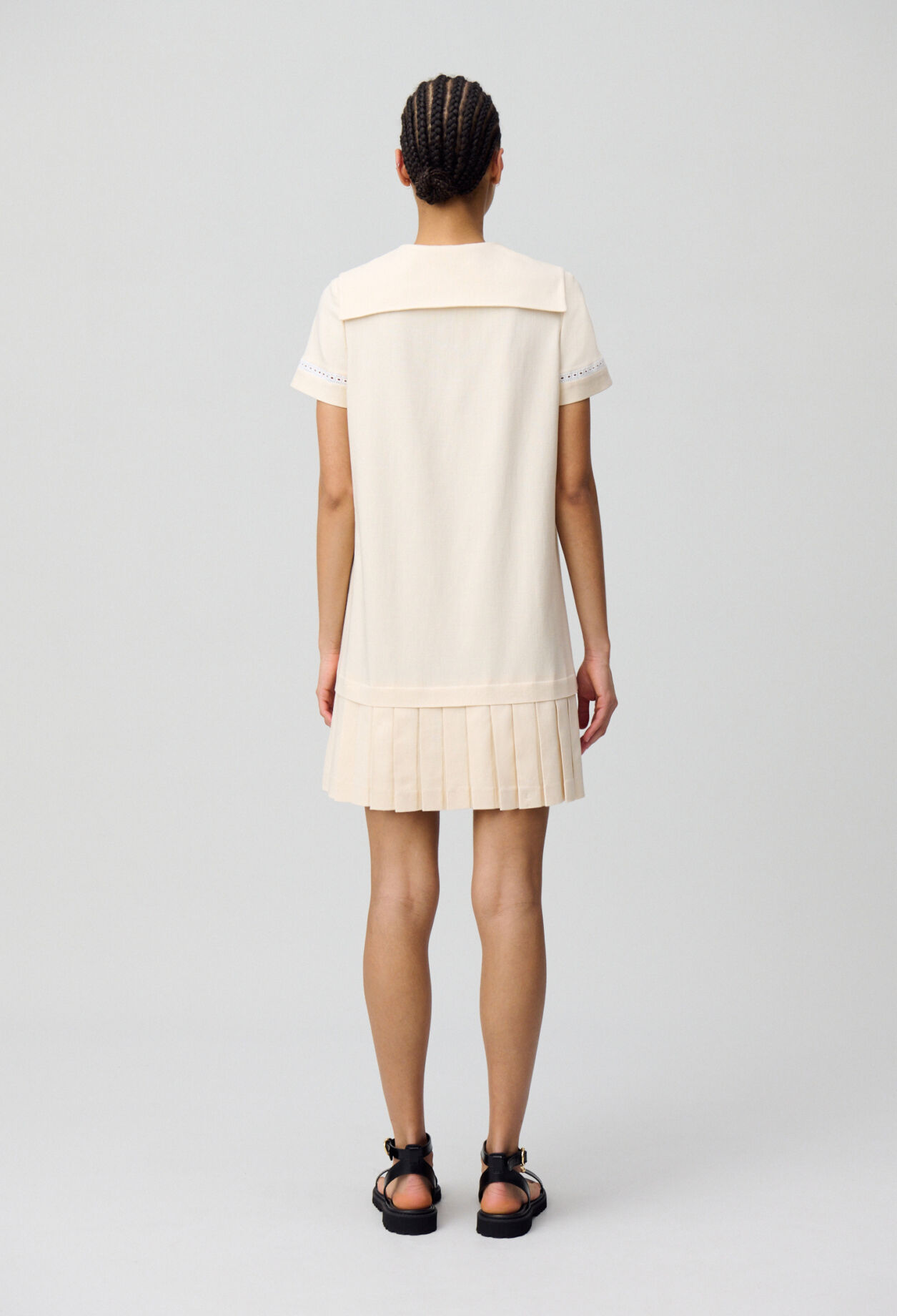 Vestido corto con pliegues
