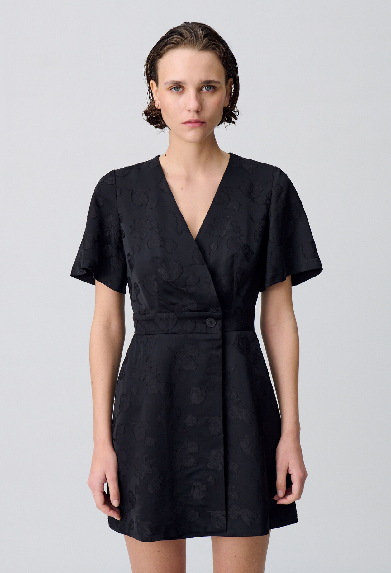 Vestido corto tipo cruzado