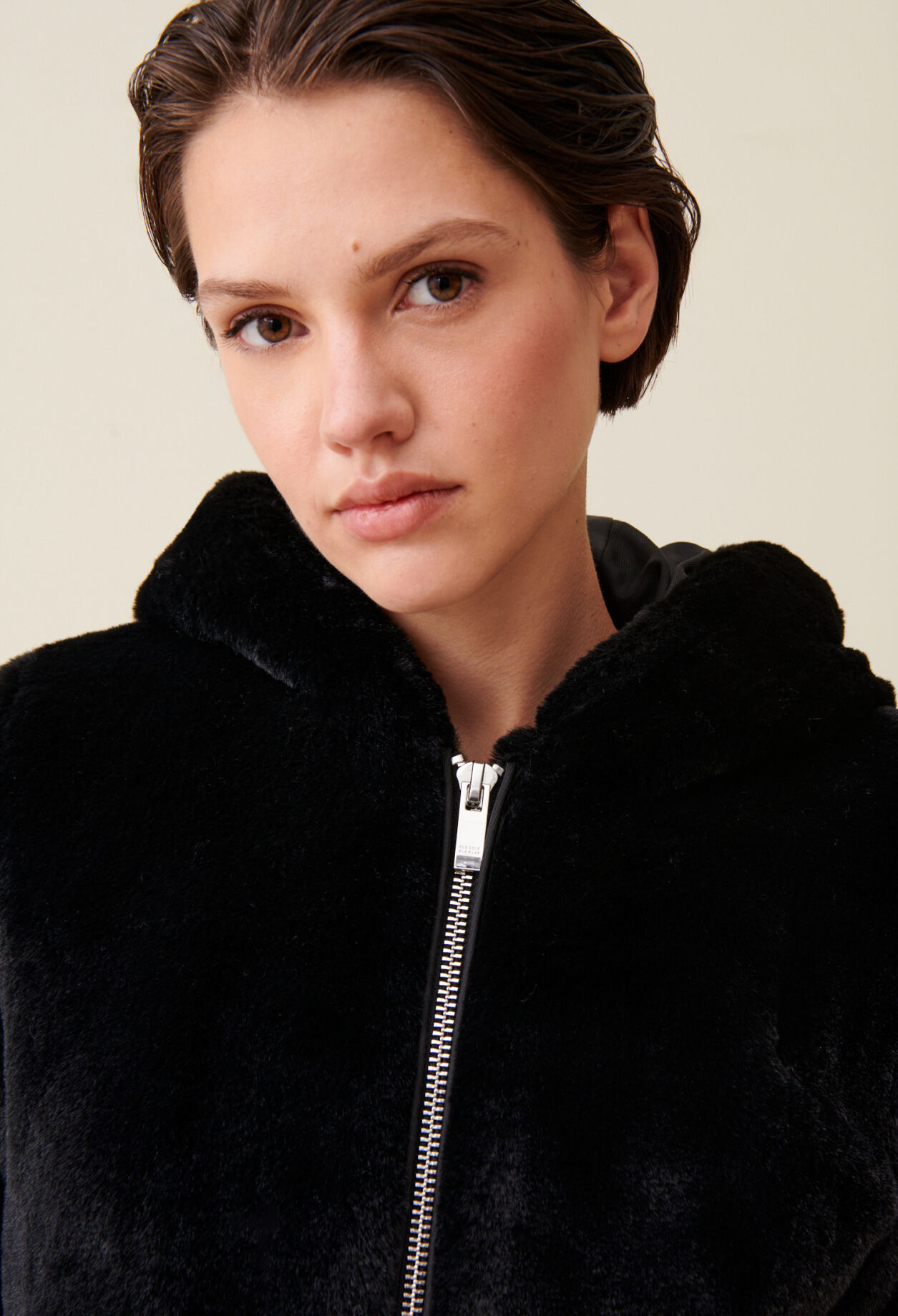 Chaqueta de pelo sintético con capucha