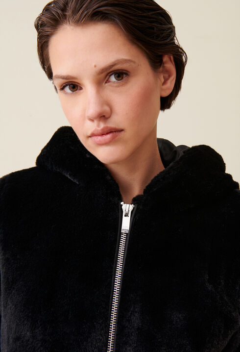 Chaqueta de pelo sintético con capucha