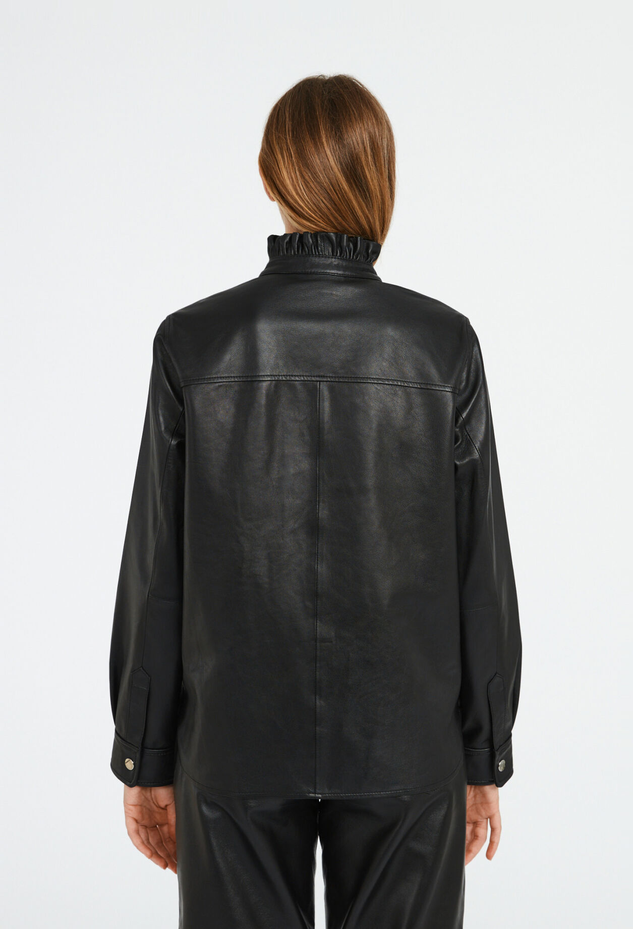 Camisa cuero con cuello volante