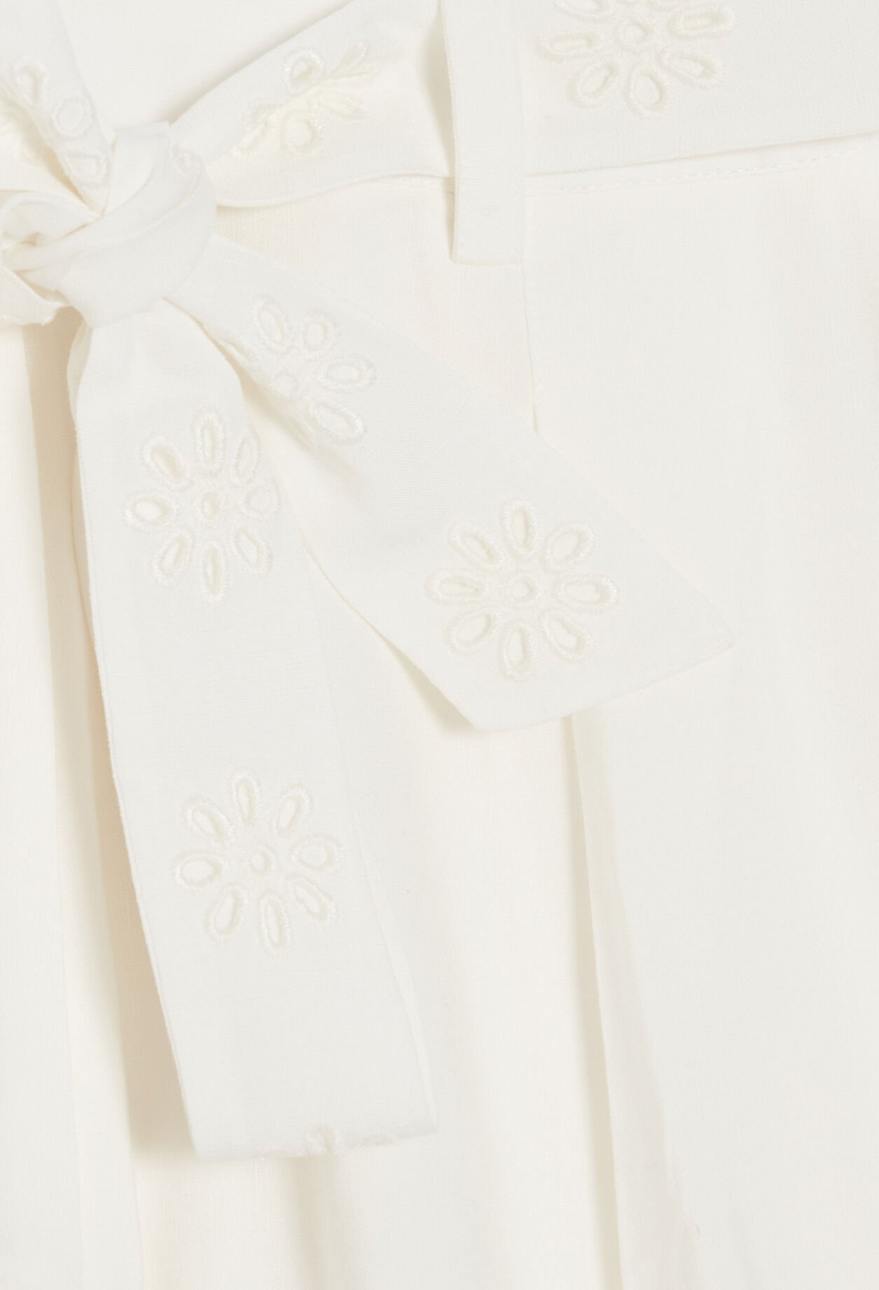 Shorts talle alto y bordados color crudo