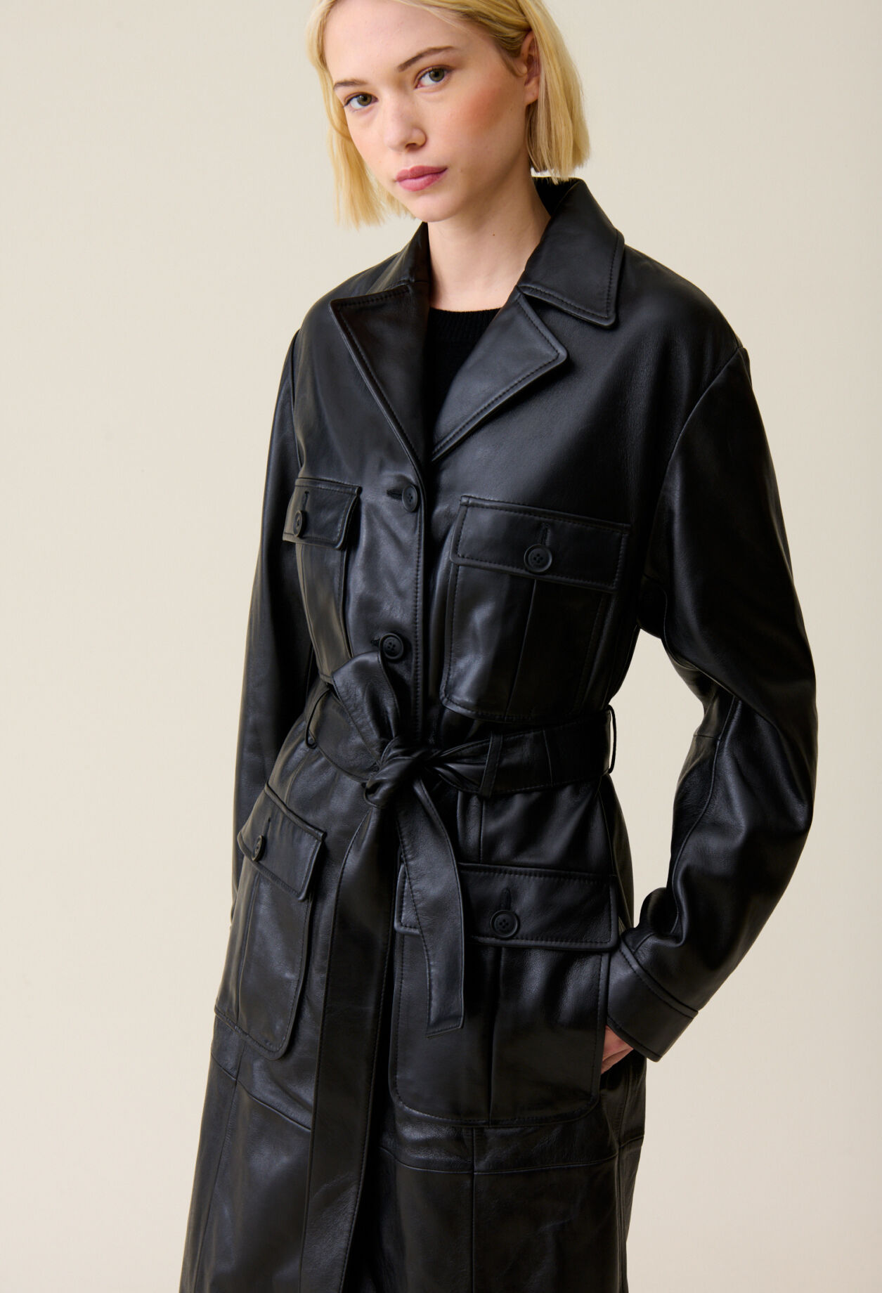 Gabardina de cuero con solapa