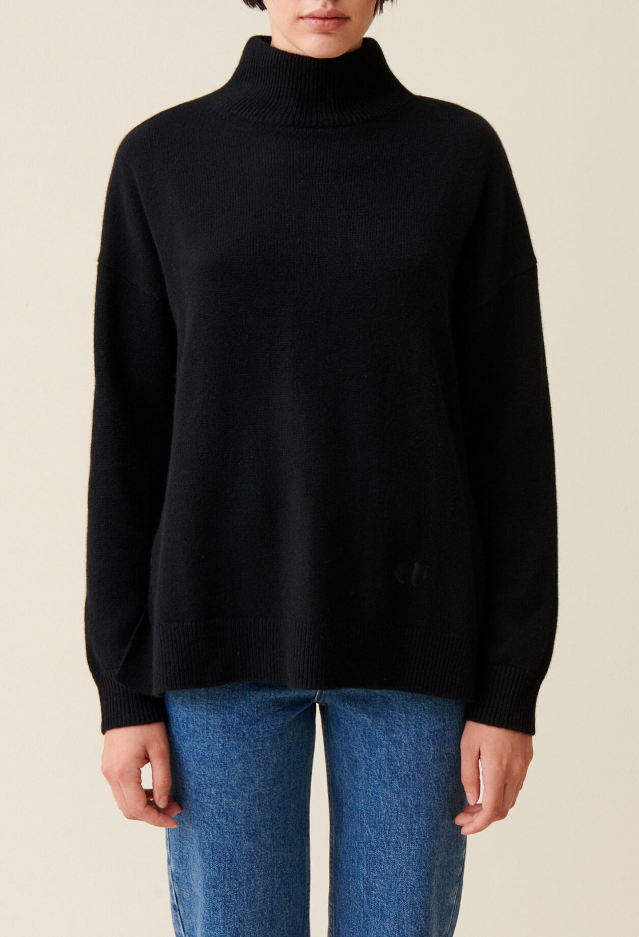 Jersey de cuello alto negro de cachemir