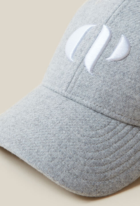 Gorra con bordado monograma CP