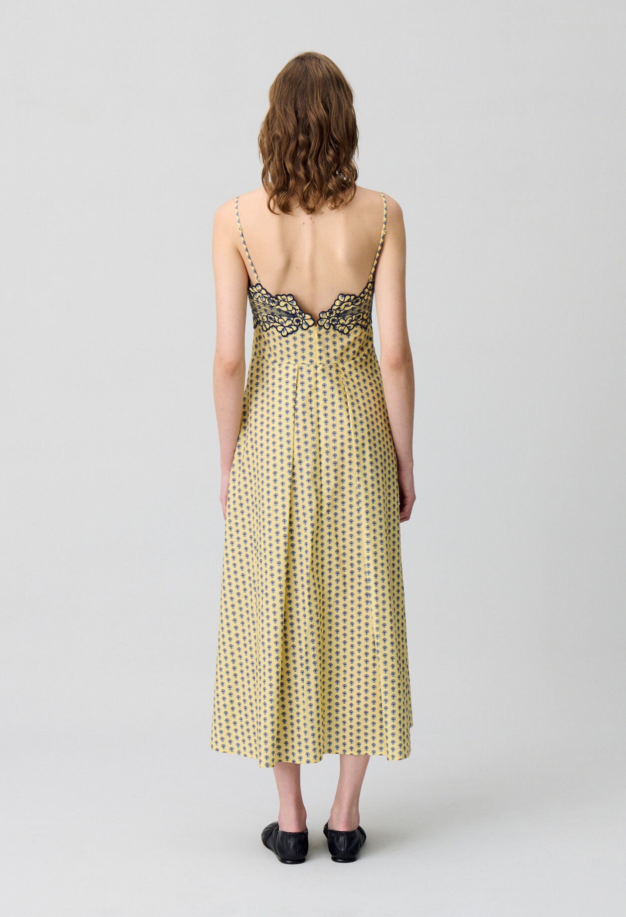 Vestido largo con escote.