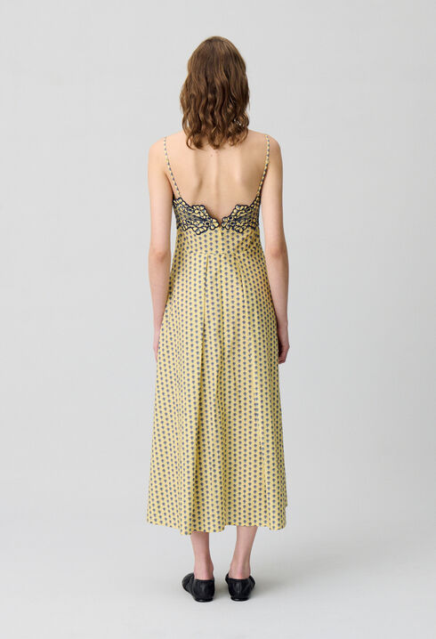 Vestido largo con escote.