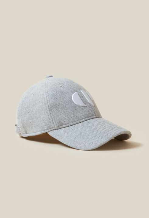 Gorra con bordado monograma CP
