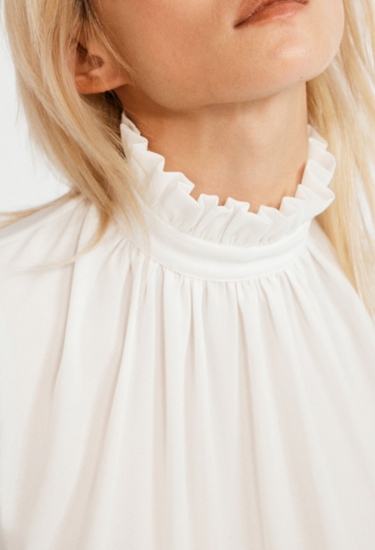 Blusa de cuello victoriano