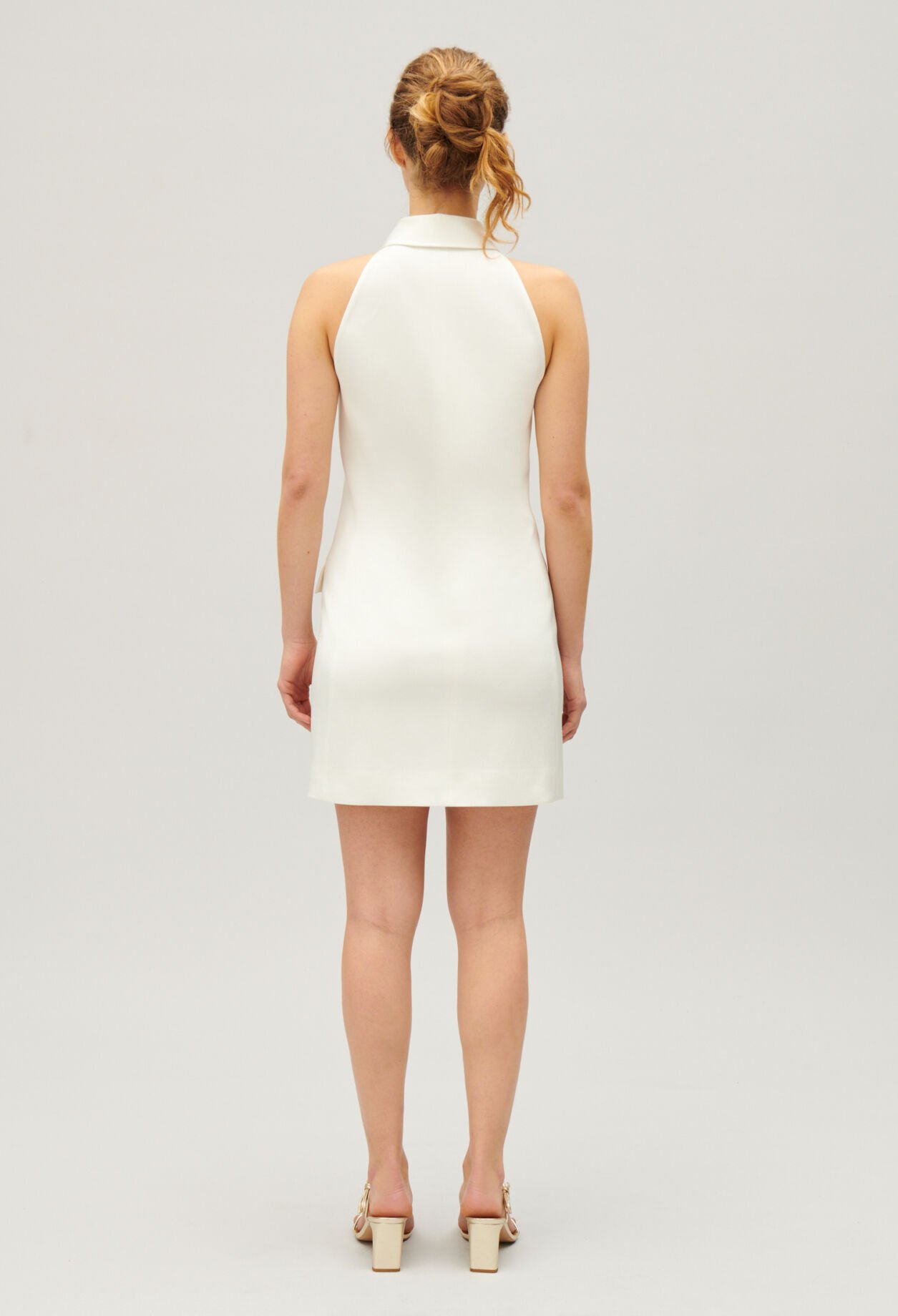 Vestido corto satinado color crudo