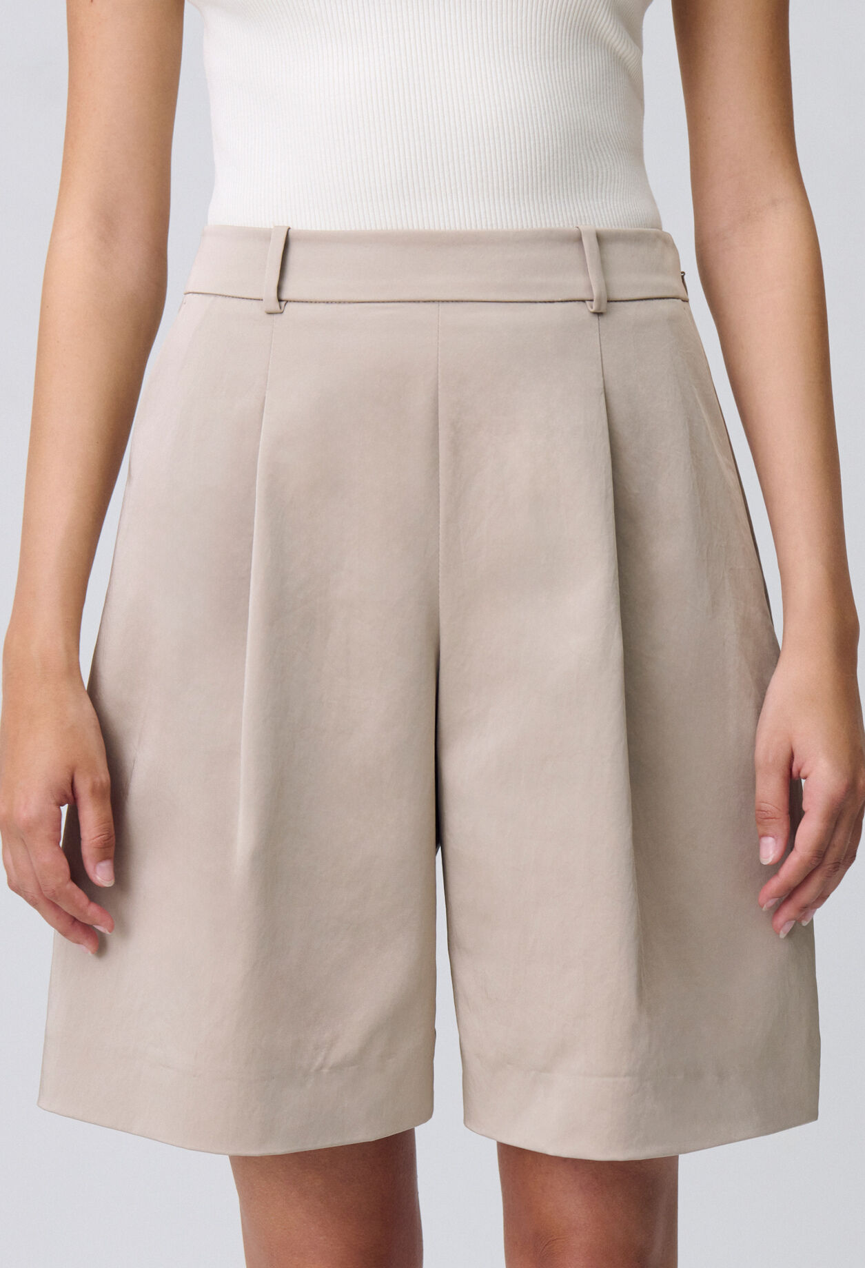 Bermudas cortos con pliegues