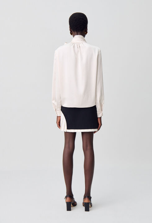 Blusa fluida con lazada al cuello
