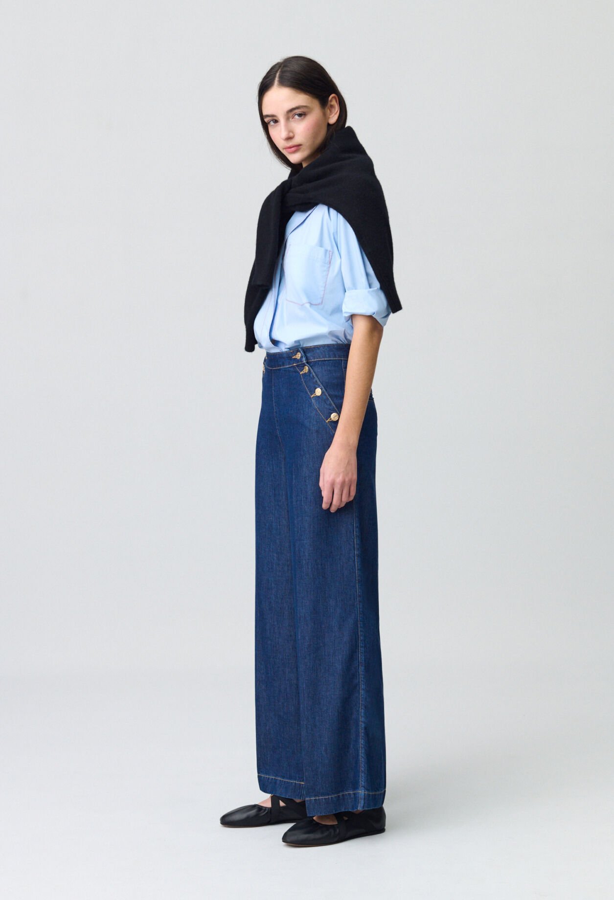 Pantalón vaquero ancho con botones