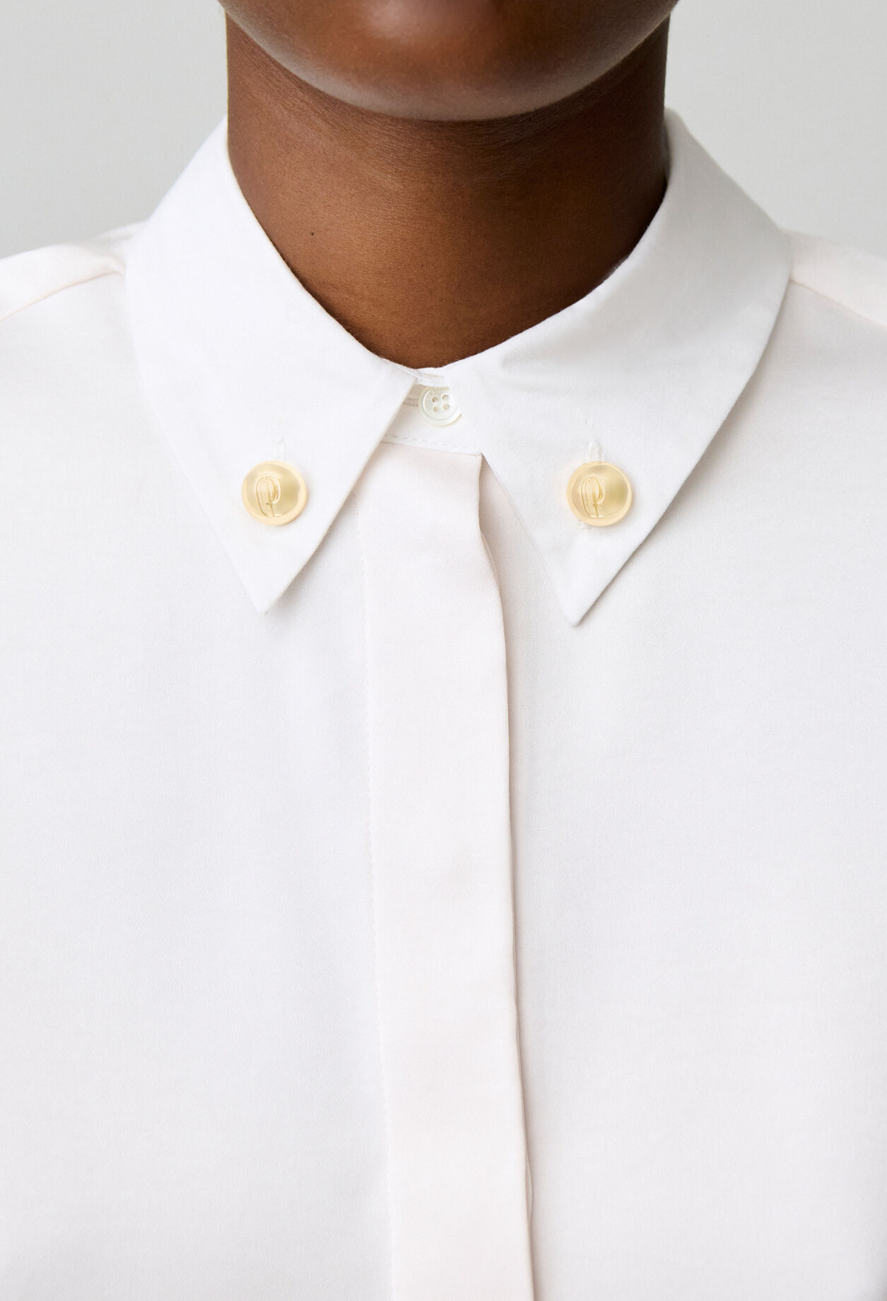 Camisa con detalles en el cuello