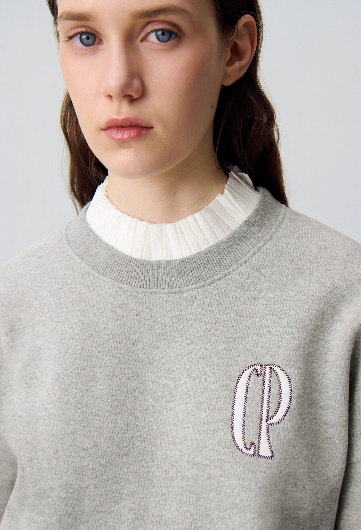Sudadera con cuello victoriano
