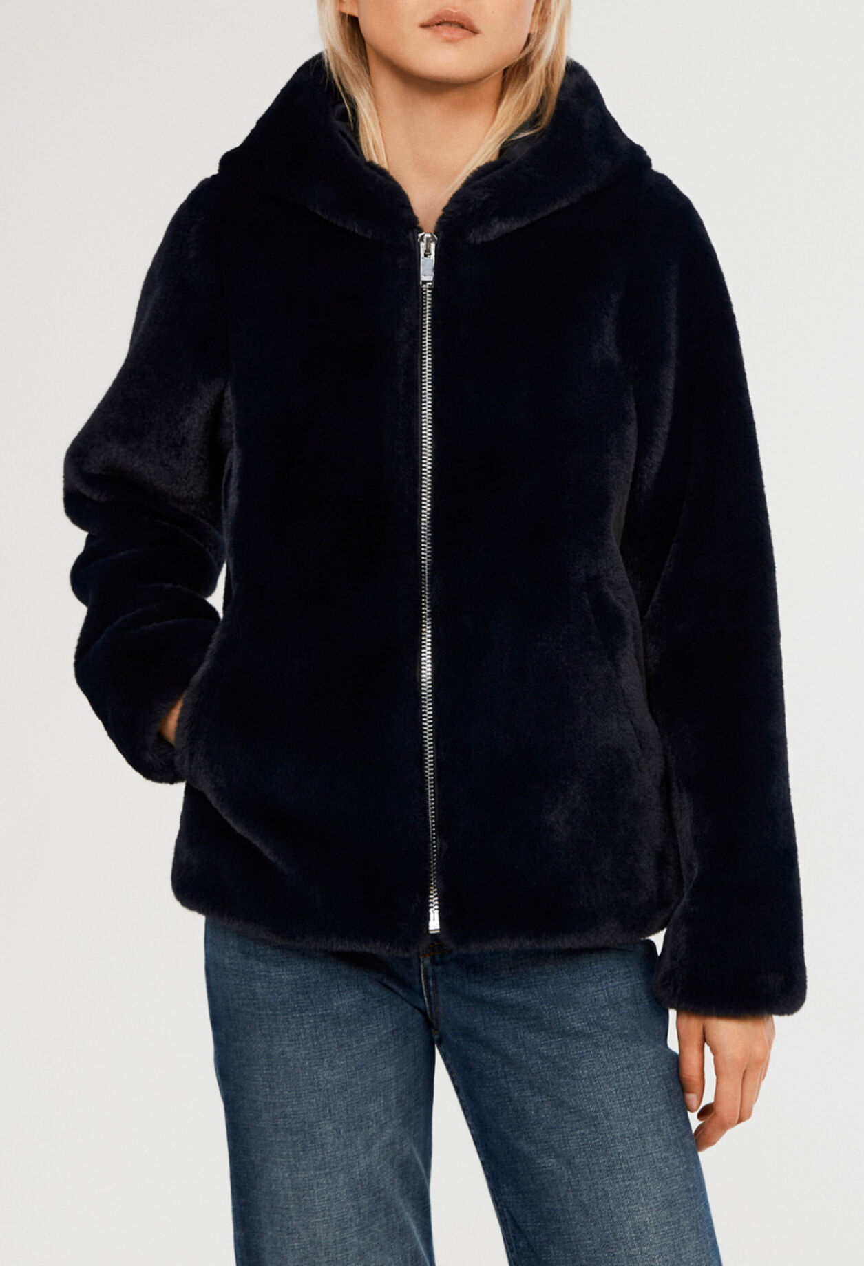 Chaqueta con capucha