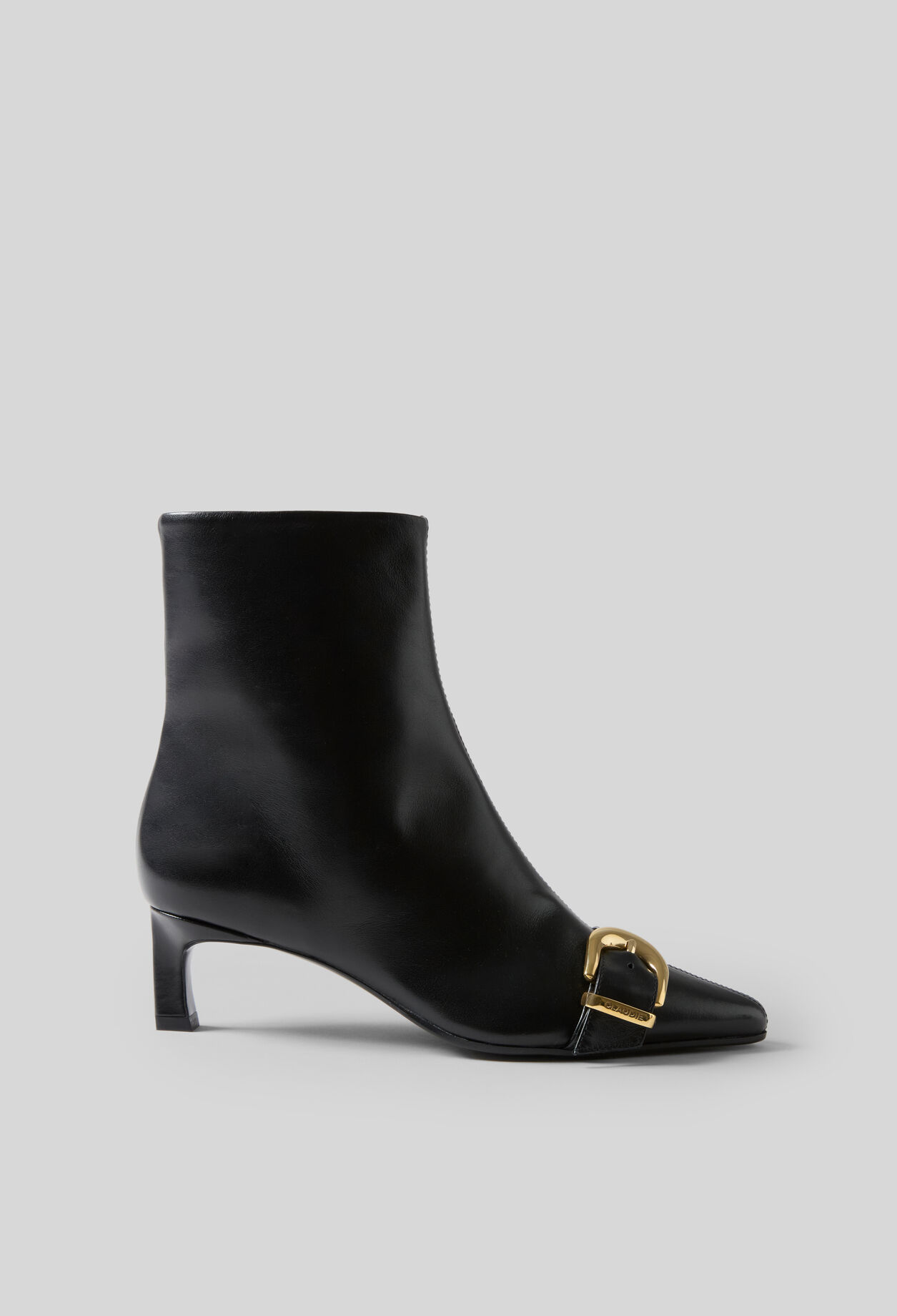 Botines de piel con hebilla dorada