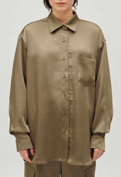 Camisa satinada holgada en caqui