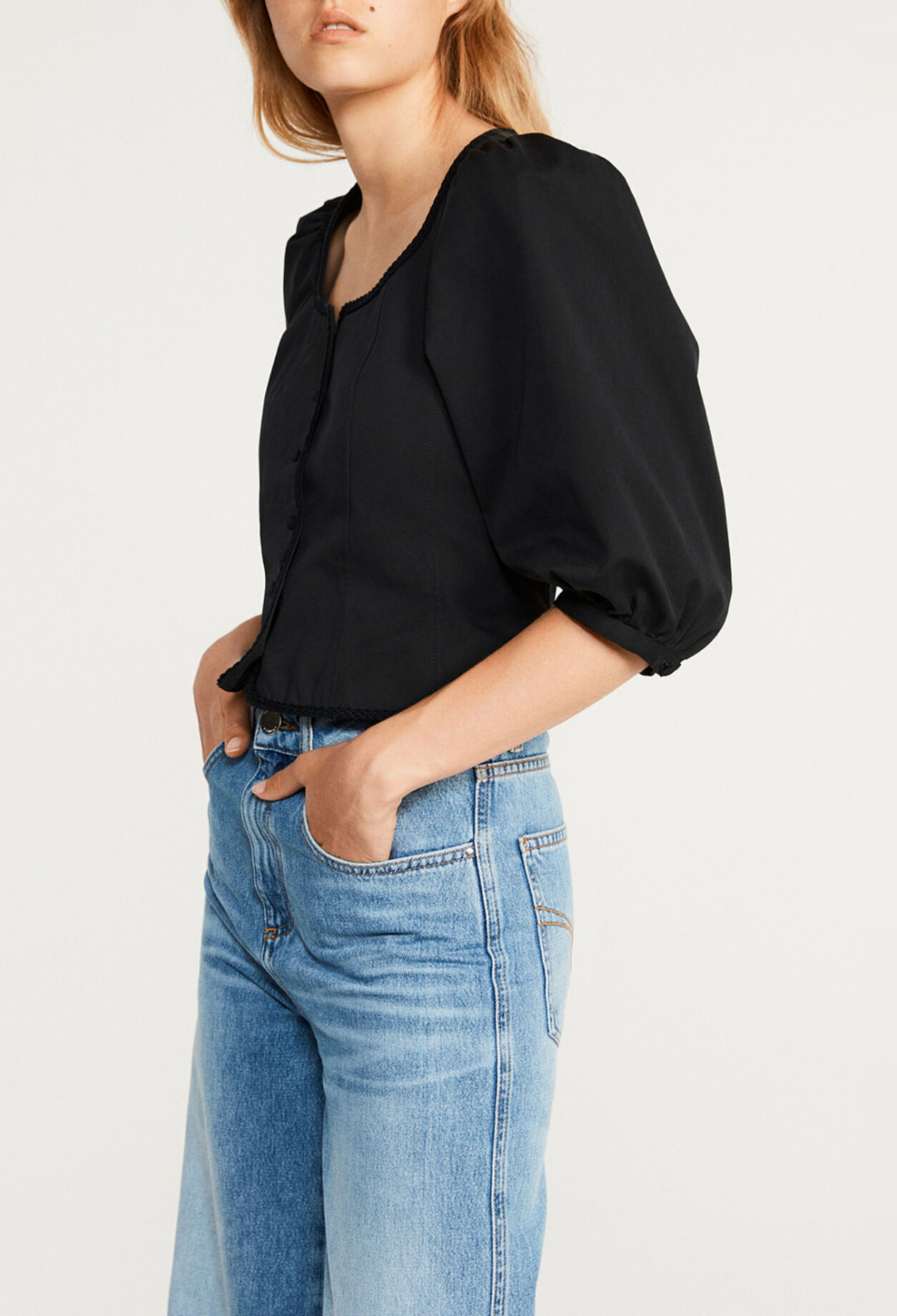 Blusa negra con mangas abullonadas