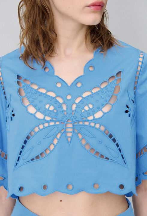 Top bordado con diseño de mariposa