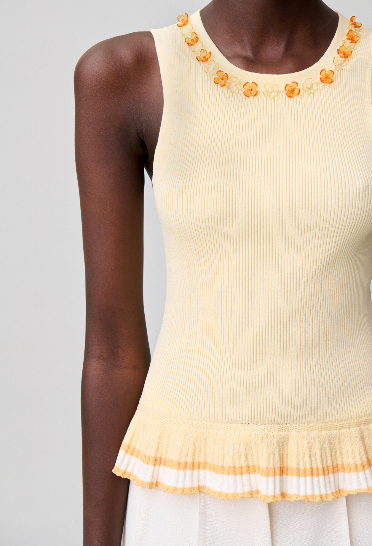 Top de punto cuello redondo flores