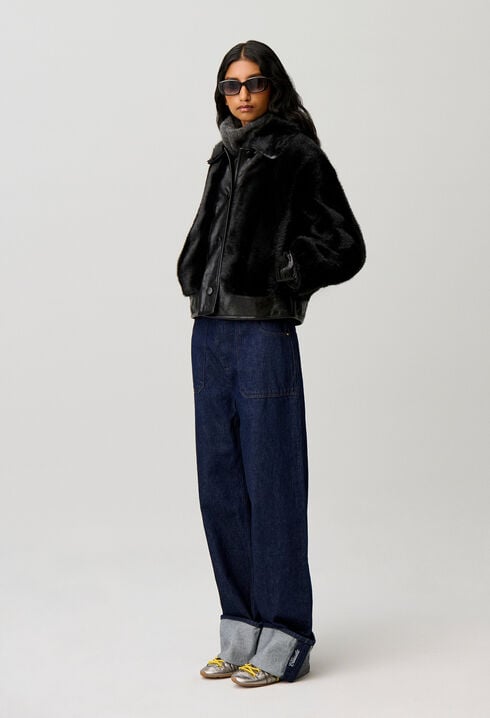 Chaqueta corta de pelo sint&eacute;tico