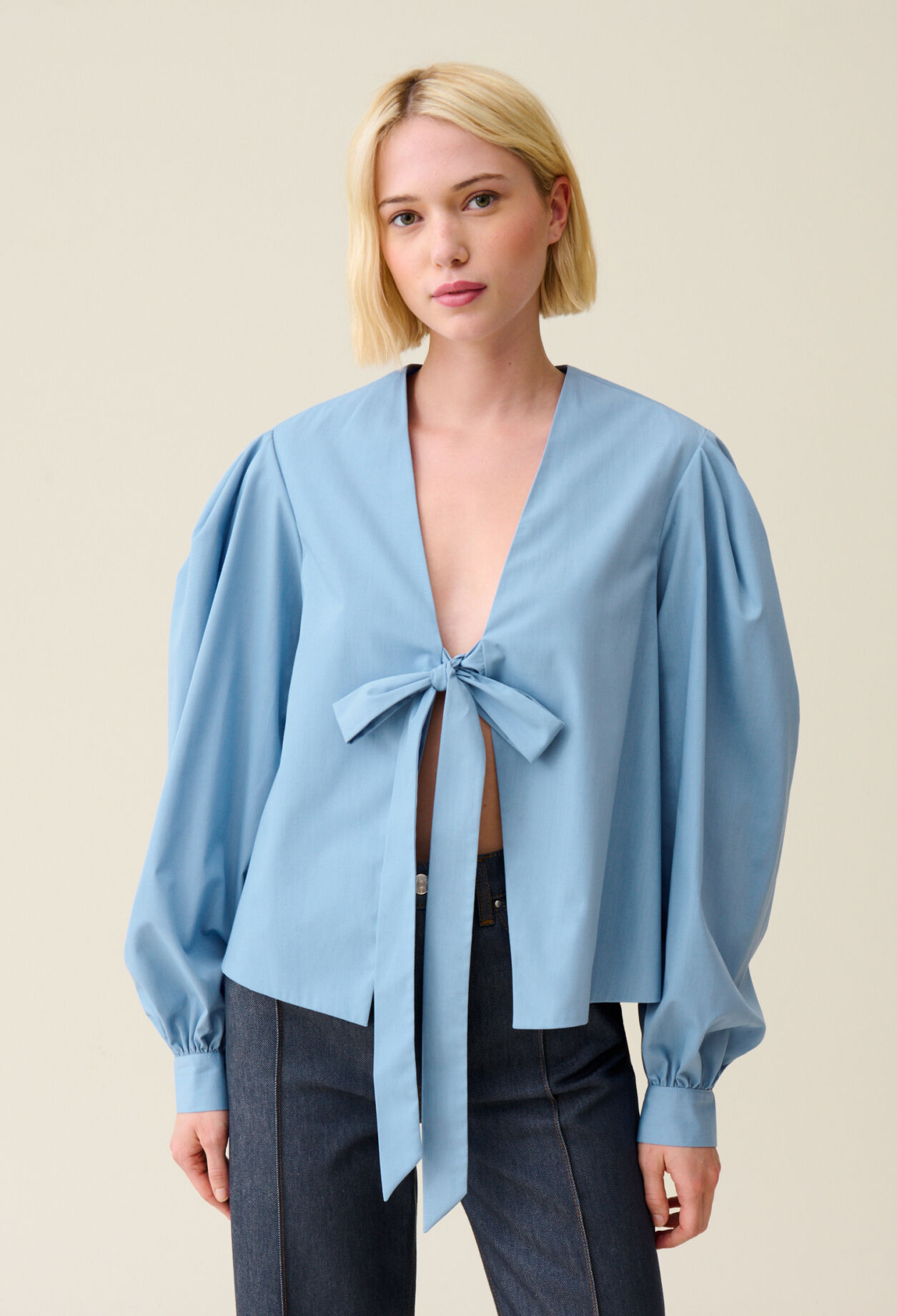 Blusa con cuello en V anudado