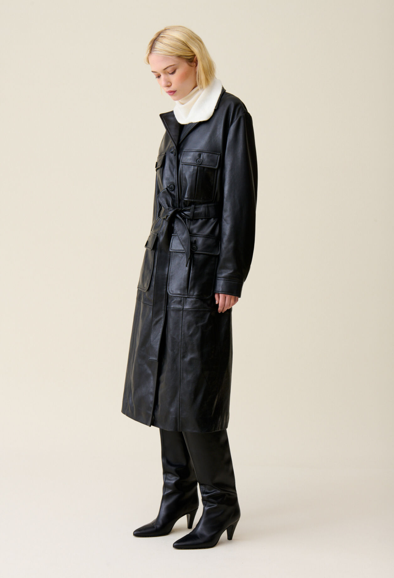 Gabardina de cuero con solapa