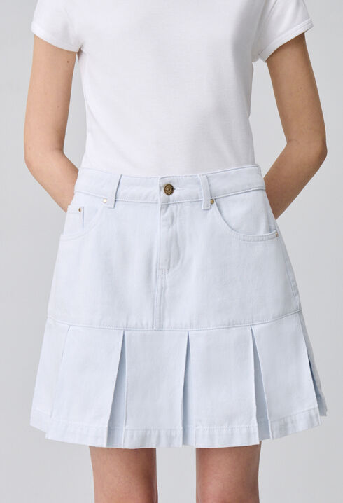 Falda corta de denim con pliegues