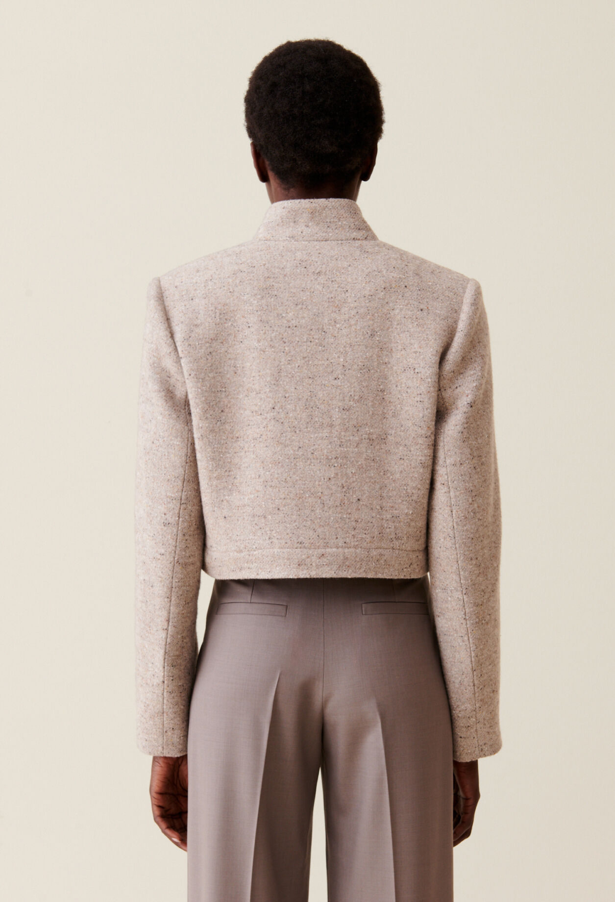 Chaqueta corta con cuello alto