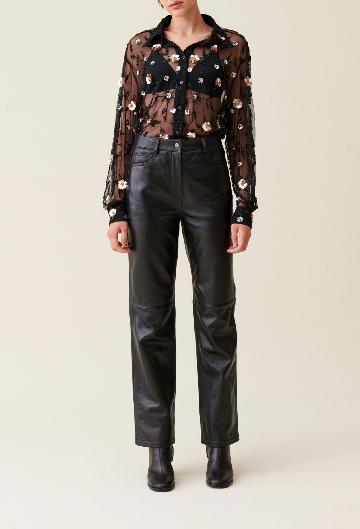 Blusa negra bordada transparente