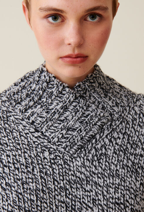 Jersey grueso con cuello en V gris
