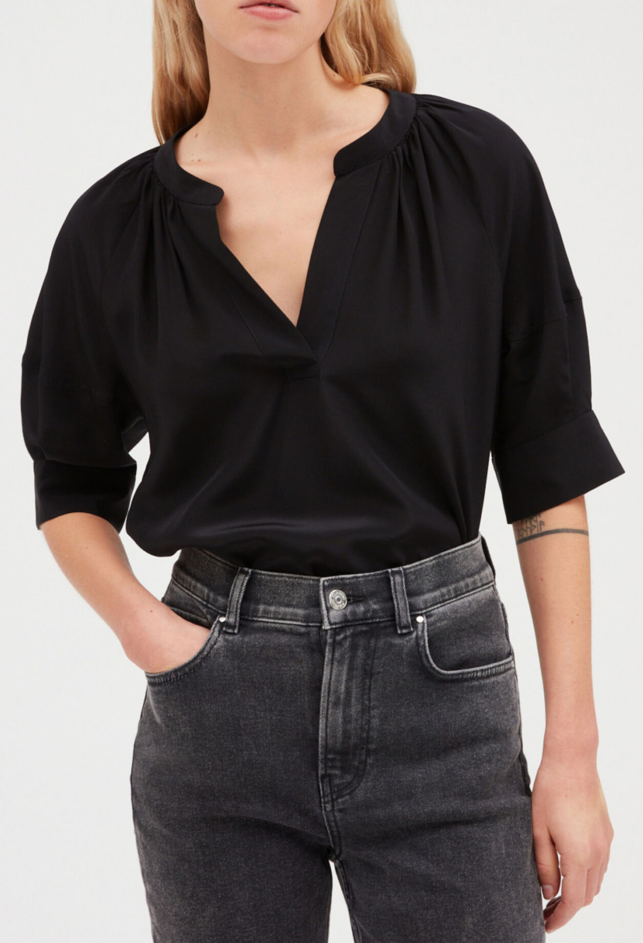 Blusa de seda negra de manga corta