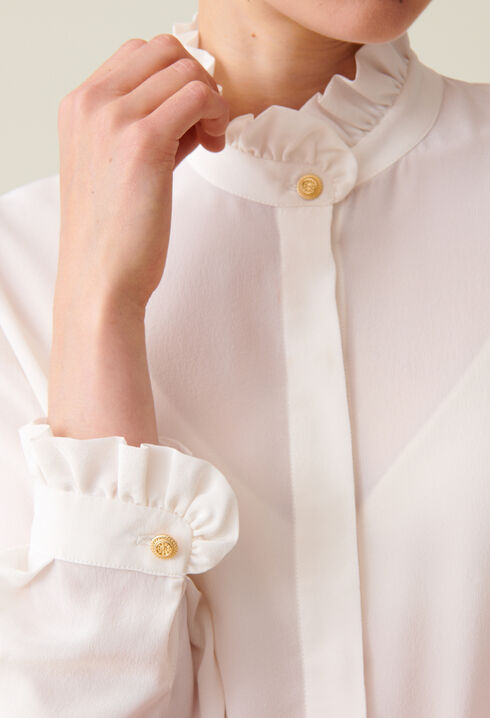 Blanco camisa de cuello ondulado