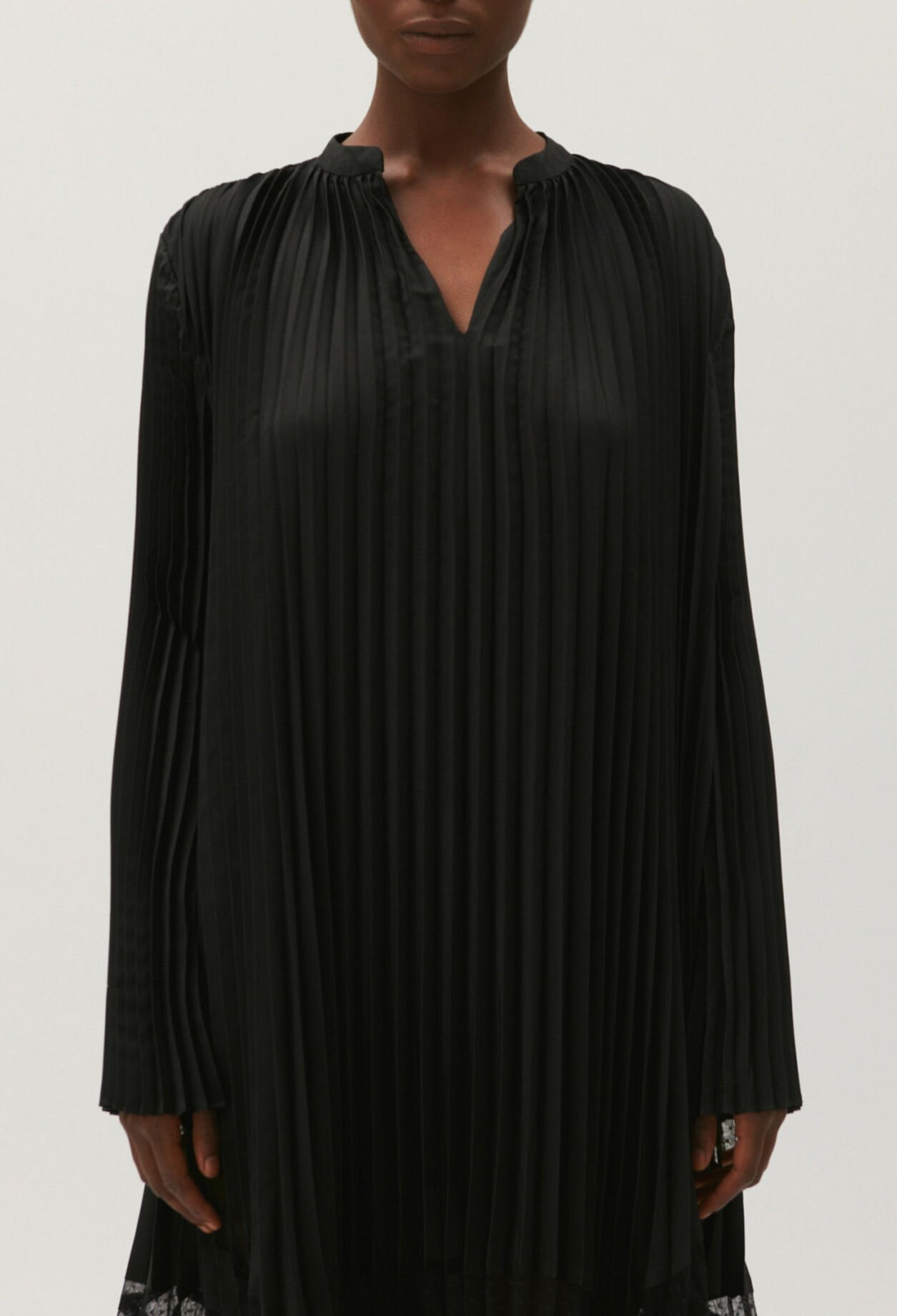 Vestido largo plisado con volantes